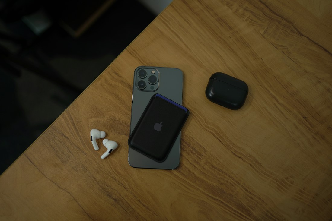 Phone & Earbuds Everyday Kit